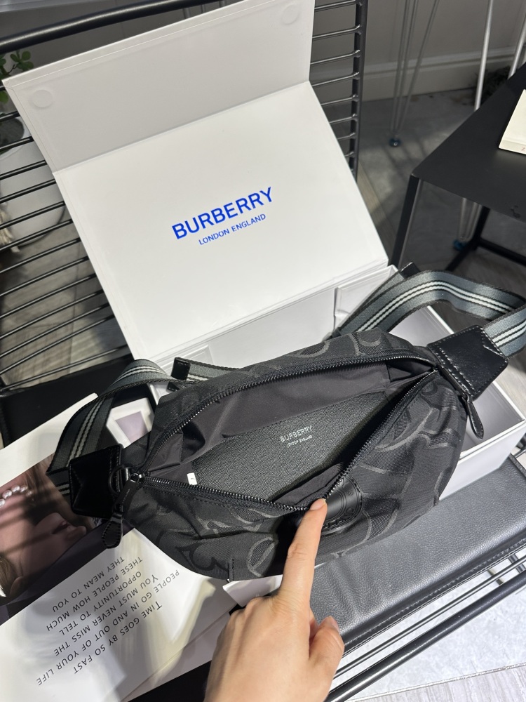 Black BURBERRY New Year NY ? Mlb Co branded Super Western Chest Bag/Waist Bag Premium Version Fabric is custom-made and is N levels higher than the black ones on the market, with perfect embroidery inside and a complete set of hardware logos. Size ...