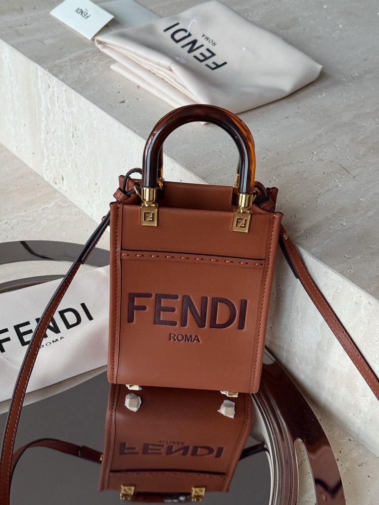 225 boxes
size：13*18cm
Exquisite small bag
FENDI Super Hot F Home
sunshine mini tote~
A small and exquisite bag
Classic retro style, fashionable and durable!