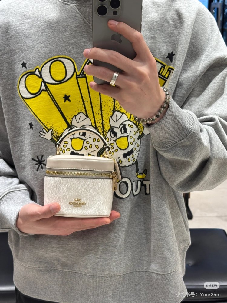 Chanel? Coach? The latest small square box bag is super charming and can hold foldable phones
Lipstick keys are very versatile
Small and exquisite, this is not a proper concave shaped artifact