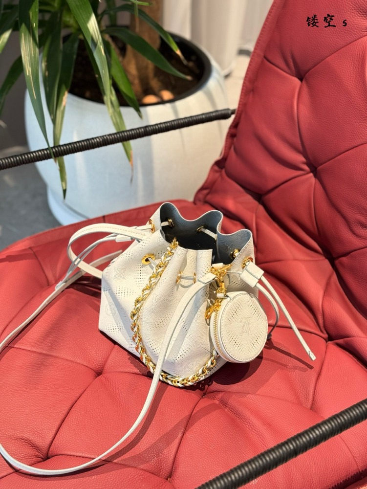 p270
The LV bucket bag series uses embossed perforated cowhide leather for this Bella handbag, which shines with metallic luster in a lightweight texture. The drawstring is used to fold up the water bucket, and the chain and leather woven handle are ...