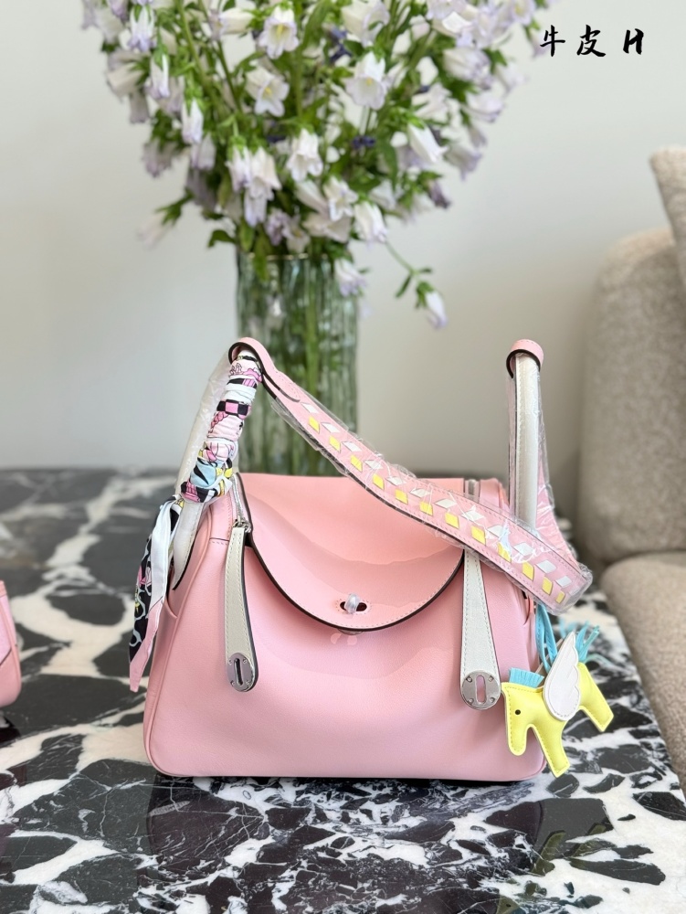 p410
Lindy has a lazy and casual nature. Loving her sisters, she really needs to see this advanced, clean and healing color. 0% lindy26 with silver clasp is really healing. The whole blue bag has a feeling of blue sea legend, grand and dazzling~
Make...
