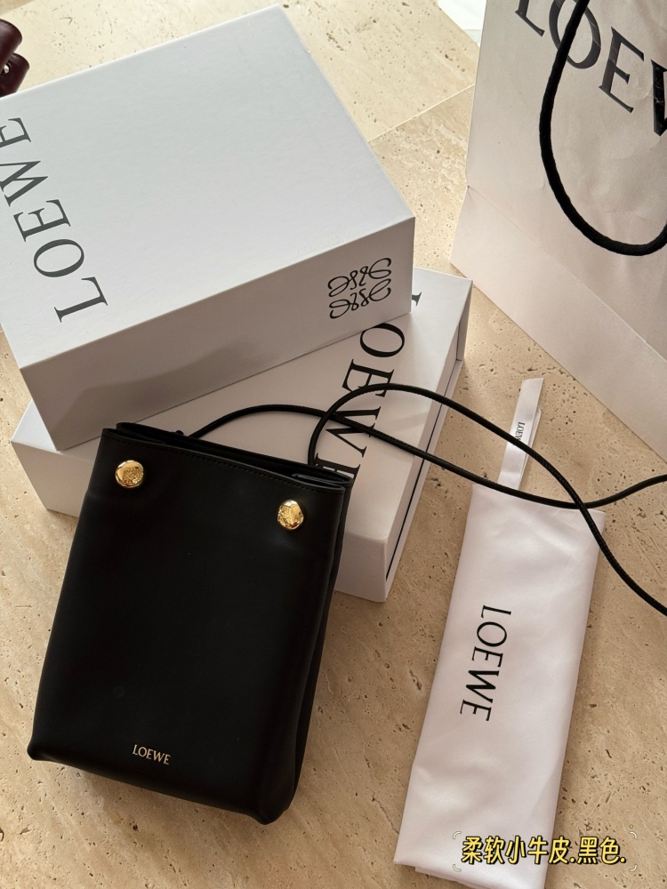 235 box cowhide
size：17*21cm
Loewe's new pebble pouch
Exquisite and compact
Zundu is very beautiful and soft
The material of calf leather feels very comfortable to the touch