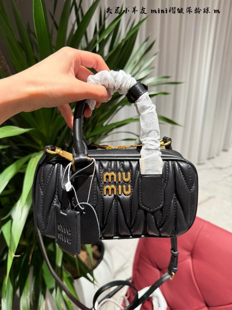 p290 mini
Miumiu Fold Bowling Mini Exquisite and Stylish
Miumiu pleated bowling is very popular and highly sought after by many celebrities, especially the mini. It is very exquisite and beautiful, and making a dinner bag for parties is a great choic...