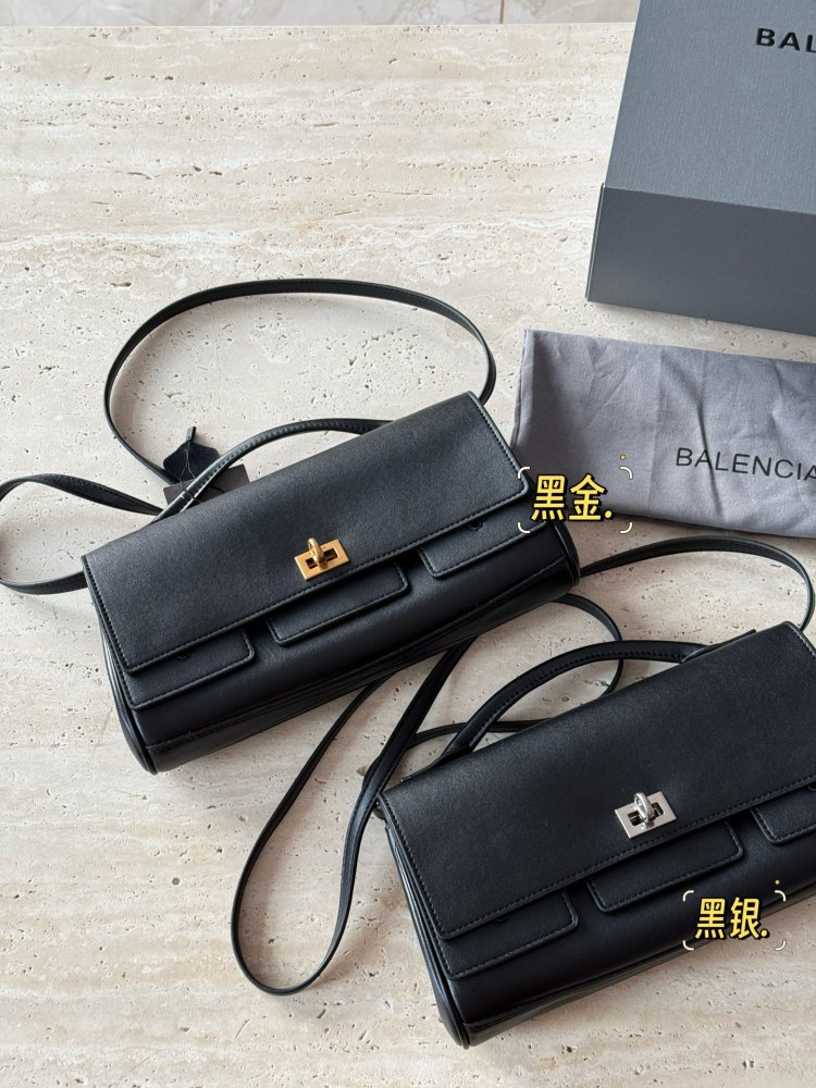 270 boxes
size：28*15cm
Balenciaga's new Belair large silhouette bag
Soft oversized bag
The feeling of laziness on the upper body is immediately felt
I really like this convenient and cool super practical big bag!
?? cowhide