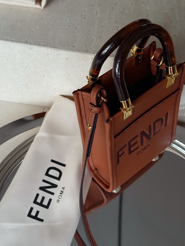 225 boxes
size：13*18cm
Exquisite small bag
FENDI Super Hot F Home
sunshine mini tote~
A small and exquisite bag
Classic retro style, fashionable and durable!