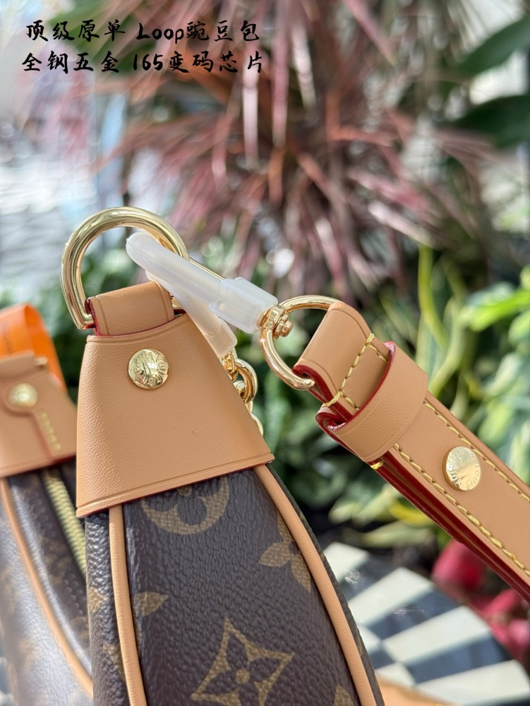 p300
Top grade original all steel hardware chip version
Lv loop moon bag, girls rush!  !
J has a unique and chic design, and the crescent shaped bag has been extremely popular in the past two years. It has a chain that can be disassembled and matched...