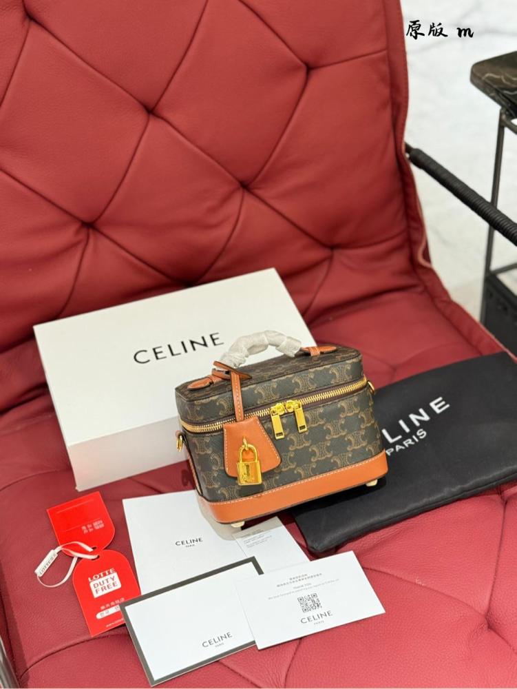 p240
CELINE VANITY Makeup Box Bag ●●●
This classic makeup bag is made from MAISON CELINE's makeup bag, and this season it has a new look in the handbag series. The size is well made, and the makeup bag is practical, versatile, and exquisite. Th...