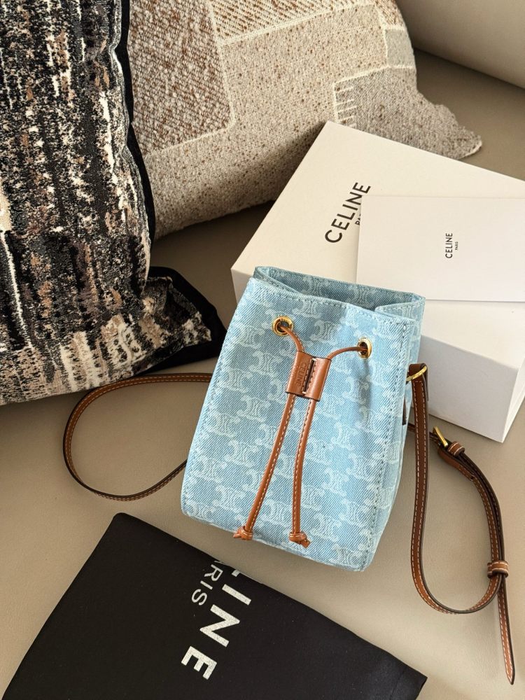205 box
size：14*18cm
Celine denim bucket bag
Shallow denim is perfect for summer!
Super online appearance
Celine bucket bag is easier to carry on the back