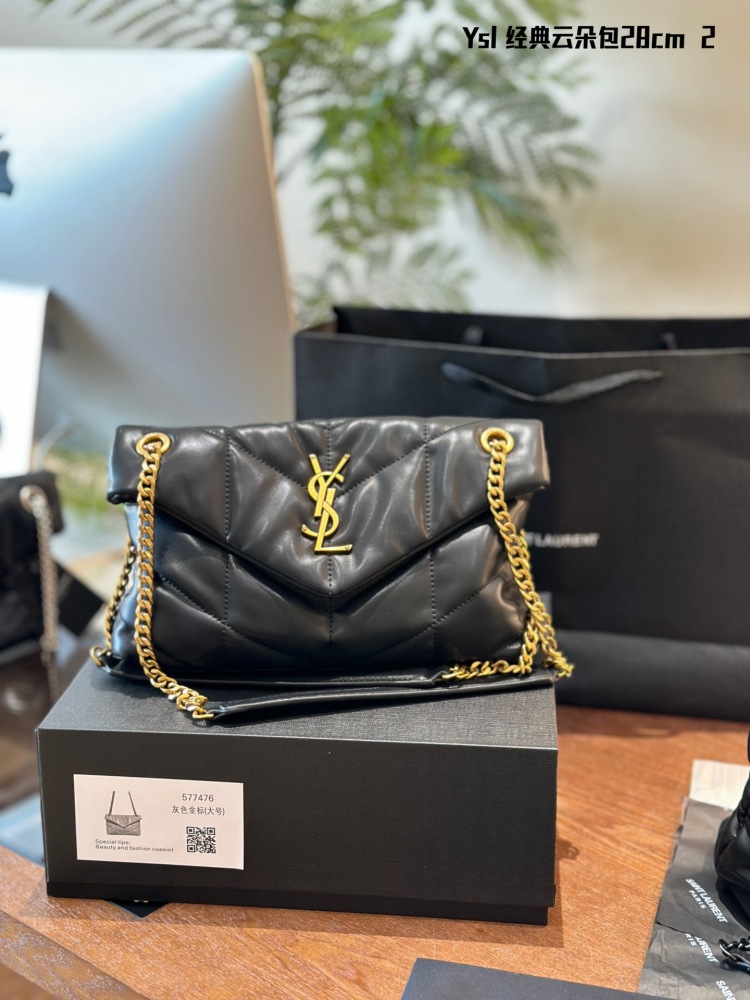 p260
YSL~Poplar Forest Cloud Pack
This Rocket armpit bag is suitable for commuting and dating Open the air field of Shangtuotuo and carry it all year round, versatile atmosphere bag, super great folding box packaging