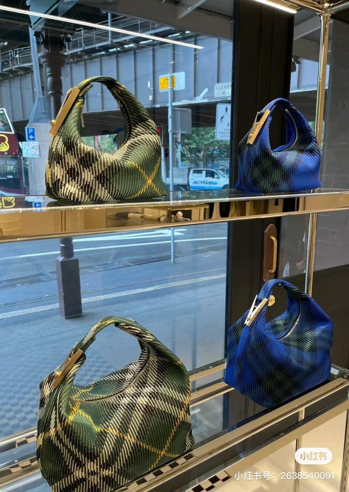 Burberry peg bag | 2024 best-selling bag
Drum shaped lunch box bag paired with knitted fabric
There is a kind of familiar nostalgia that blends in again
Burberry's iconic checkered pattern
There's a little more British style~
I especially like the me...