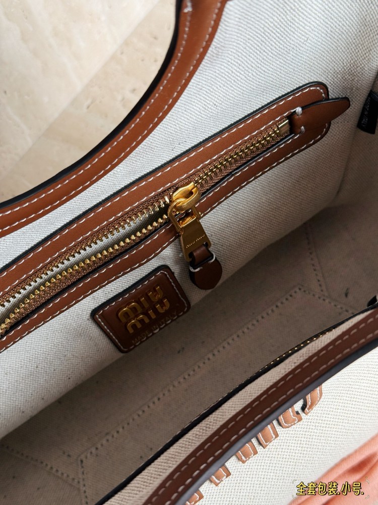 300 complete sets of packaging
size：21*18cm
Miumiu's new tote
The wind is blowing too hard this year
There are so many popular products!
This version is also too beautiful!
Miumiu's canvas bag is packed in one color for spring and summer!
Canvas an...