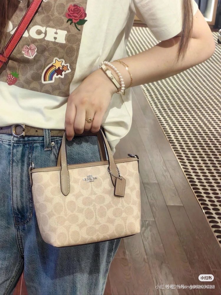 Commuter Versatile Bag Coach
Coach mini city tote
The mini tote in September is too cute, isn't it
A stylish and practical small bag paired with a wide plant-based shoulder strap
Match with various shapes cool and cute # coach new style # favorite ba...