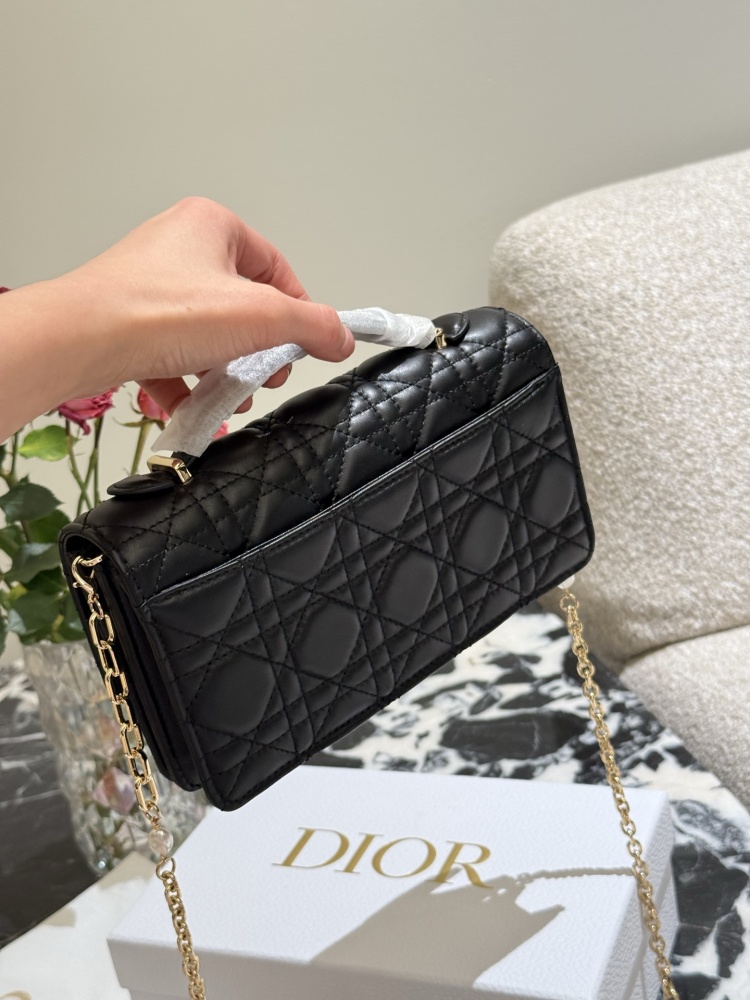 P300
Dior's new woc sheepskin and phone bag
Exquisite pearls paired with chains are truly super beautiful, made of imported sheepskin material
Size: 19 * 10
Complete gift box packaging