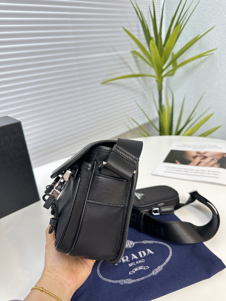 Upgraded Prada PRADA's latest single shoulder crossbody bag and mailman bag are now available for shipment. The high-end luxury original board is made of imported waterproof fabric with cross patterned cowhide, and the luxurious triangle mark hardwar...