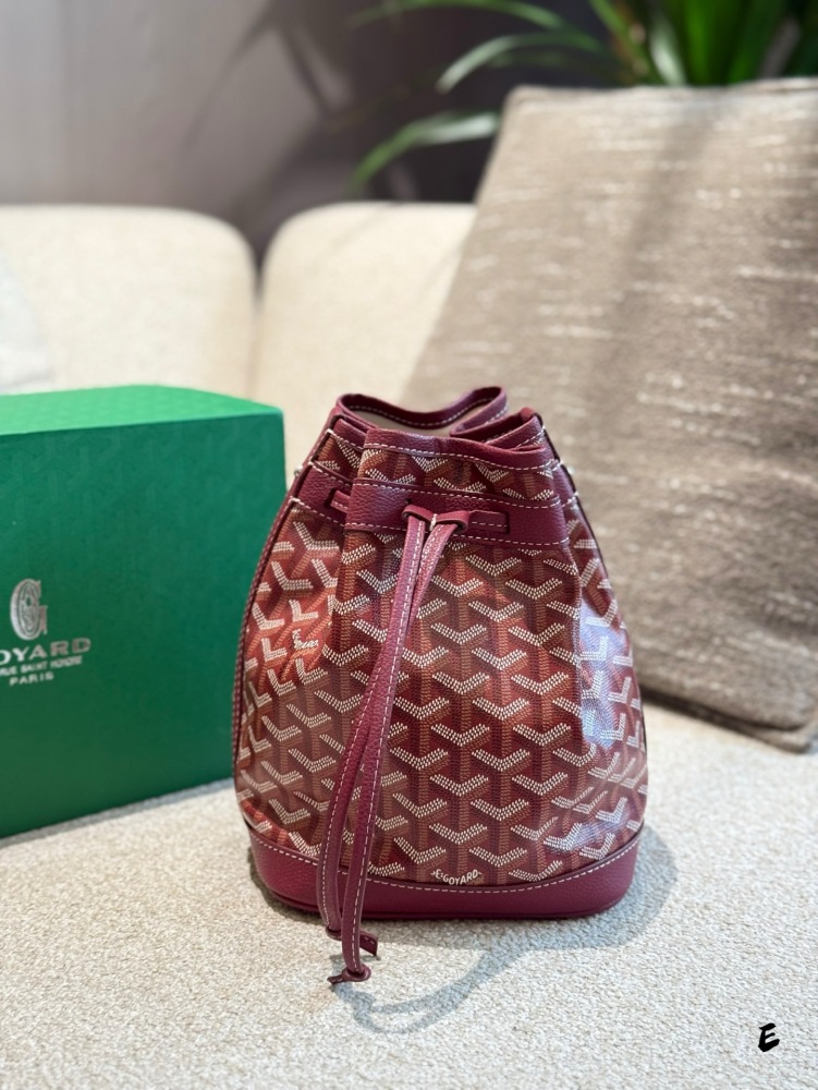 P245 folding box
Yang Chenglin's Goyard Petitfeit Bucket Bag
Yang Chenglin Goyard's PetitFetit Bucket Bag/Wealth Bucket Respectful Petit Flot Bucket Bag, the lightest bucket bag in the world. The classic replica treasure item originated from the 1960...