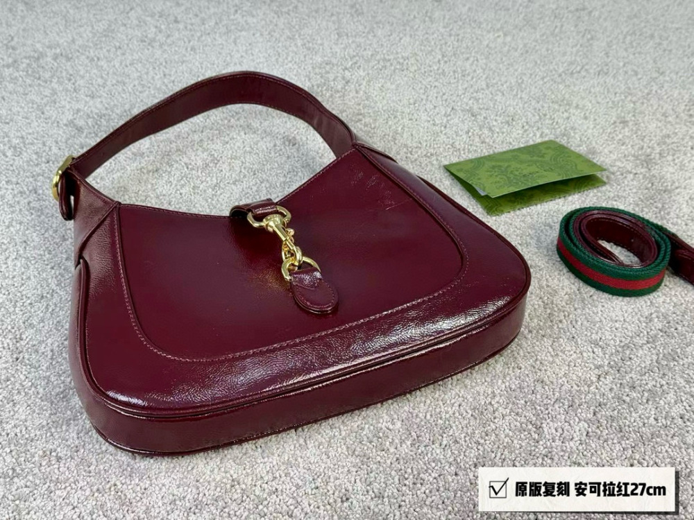 size：27*18cm
Gucci 1961
It's very classic and retro!
You can put down your phone Max!
High end leather!