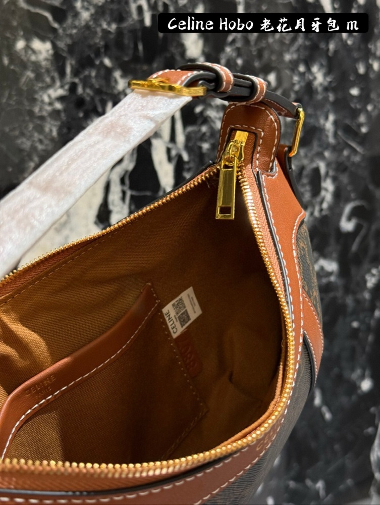 p225
CELINE's latest niche HOBO logo printed striped HOBO handbag looks like a cute cashew or red bean?
44x28x3cm
Can be carried on one shoulder or by hand
Zipper opening and closing, adjustable shoulder strap
Minimum 21.5cm, maximum 28cm folding box