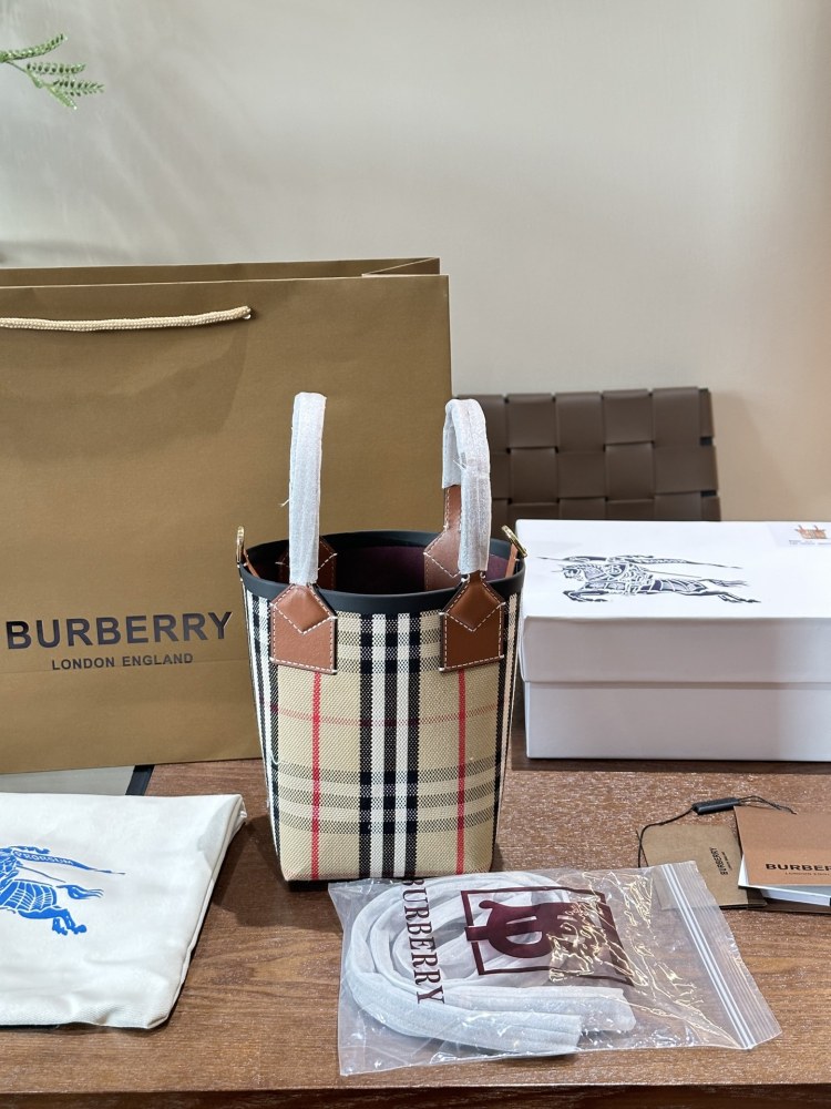 p205
At first glance, it looks like a delicate and tasteful Burberry girl II # Burberry # Burberry
Bbr Mini London Tote Bag, exquisite tote bag, made of cotton canvas fabric, decorated with Burberr * plaid. Paired with adjustable shoulder straps, it ...