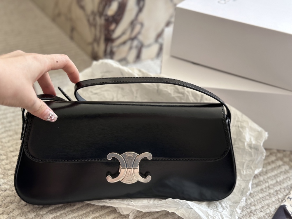 230 box
size：28*12cm
Celine's new black silver LOLA handbag
The new season's LOLA silver hardware color scheme is even more cool and vibrant