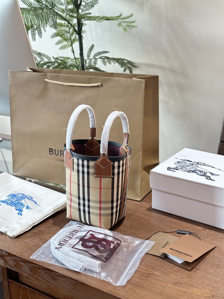 p205
At first glance, it looks like a delicate and tasteful Burberry girl II # Burberry # Burberry
Bbr Mini London Tote Bag, exquisite tote bag, made of cotton canvas fabric, decorated with Burberr * plaid. Paired with adjustable shoulder straps, it ...