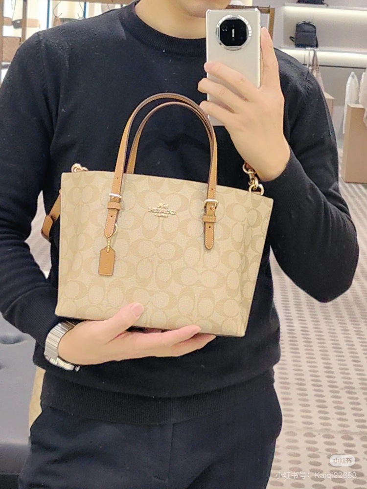 Coach Mollie 25
Open tote bag with two large compartments! Very durable.
Double layered tote bag, the texture is really amazing!!
There is a zipper in the middle that can also hold things, and the shoulder strap is specially designed to be long enoug...