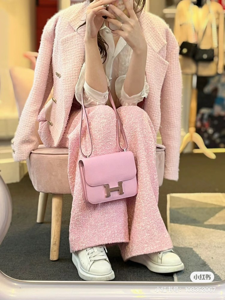 The second one: Kangkang 19constance 3Q cherry blossom powder is also a soft cherry blossom pink series
Paired with Hermes H large silver buckle
Highlighting the small and cute design of the bag
Similarly, the palm leather is really tender
Carrying t...