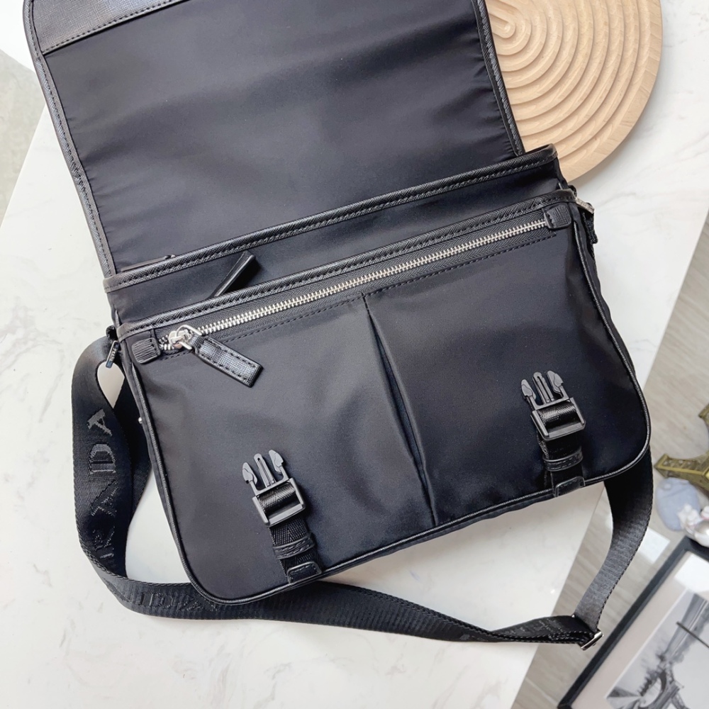 PRADA's latest single shoulder crossbody bag has been shipped. It is a high-end luxury imported waterproof fabric with a cross pattern head layer cowhide. The luxurious triangle mark hardware has a clear logo, and the quality is absolutely comparable...