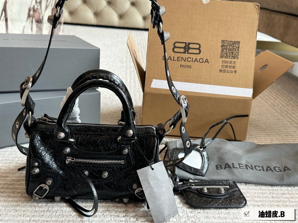 p295
The Parisian aristocratic duffle bag pillow bag is so cute!! A small and versatile artifact!! The newly released Cagole series by Balenciaga has taken a hard time with me, as shown in the picture
Dreaming back to the motorcycle era, even motorcy...