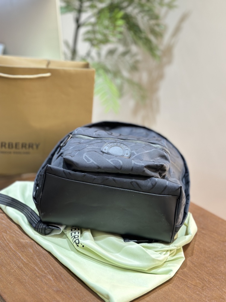 p240
The most frequently asked backpack
This exterior color is not Burberry's traditional beige British style, but rather a black base with the Burberry logo embossed on the backpack, giving it a low-key and steady yet elegant look. The texture is re...