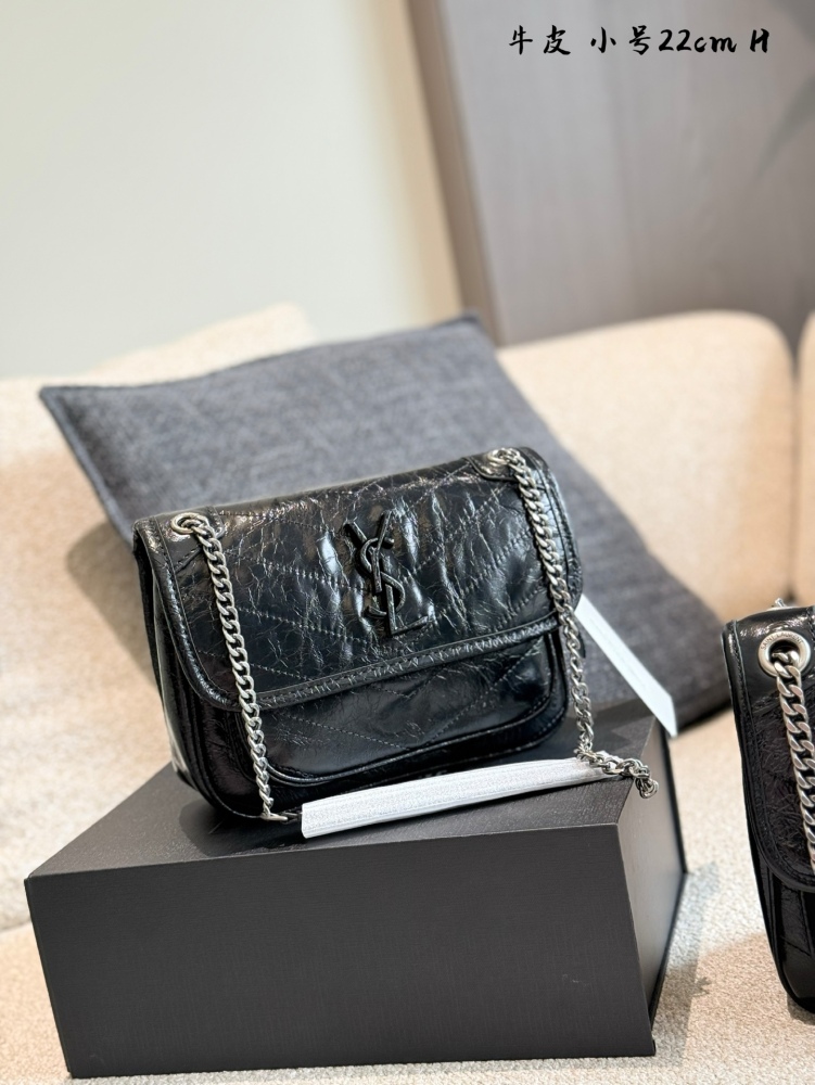YSL | Popular Niki Baby Black Silver D-Button Oil Wax Leather Black YSL Button Decoration
More advanced and unique
YSL Niki Postman Bag Pure Leather P290p300
The collision of silver chain and black wax skin
It is the best interpretation full of perso...