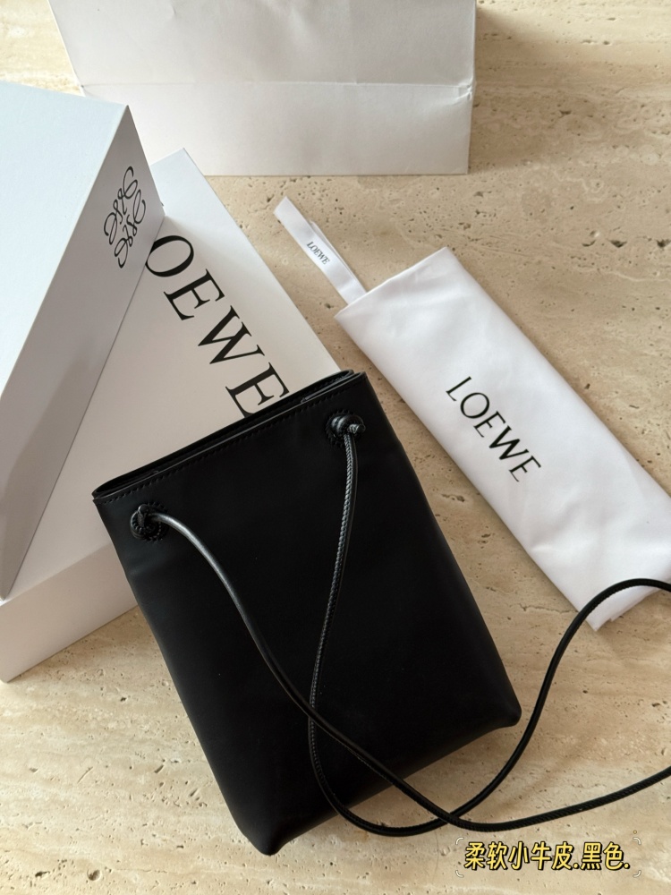 235 box cowhide
size：17*21cm
Loewe's new pebble pouch
Exquisite and compact
Zundu is very beautiful and soft
The material of calf leather feels very comfortable to the touch
