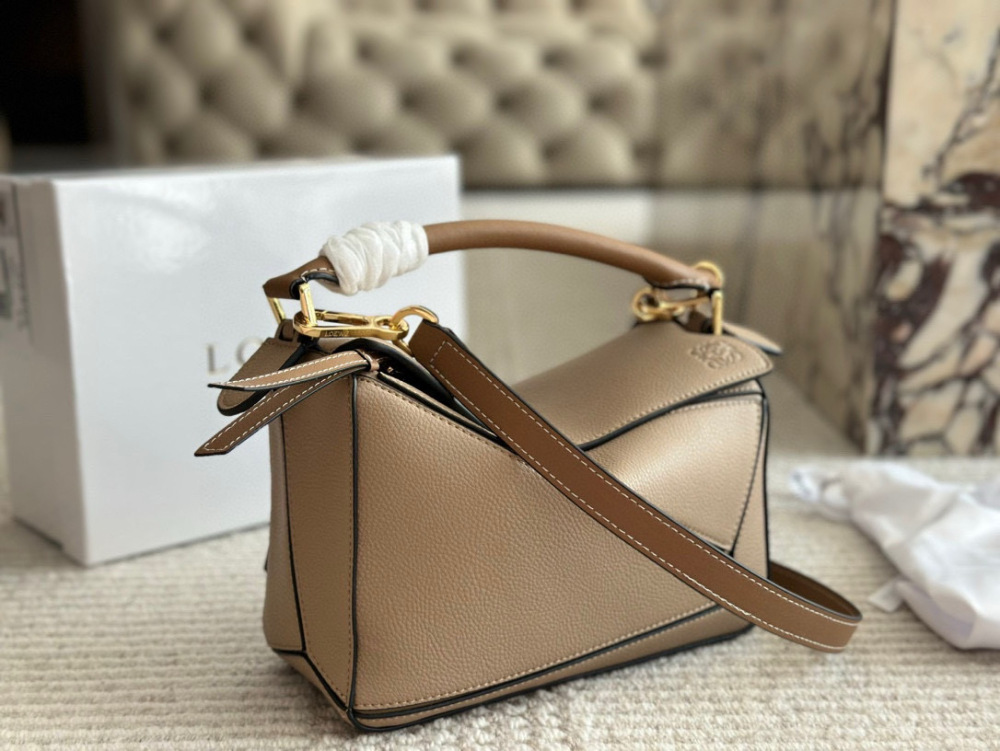 ￥225 
From now on, fans of the Luo family geometric bag family will surely be delighted with the addition of a bag to the Loewe puzzle. The classic geometric bag will once again attract fans with its mini bag! This time let's plant grass and see if ...