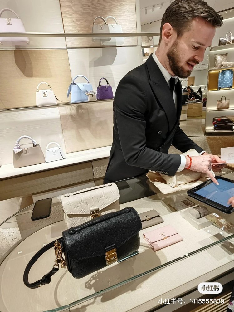 LV black genuine leather small mailman bag
A versatile LV bag with diverse styles and fashionable designs that are easy to match