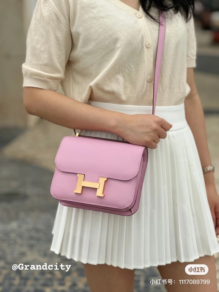The second one: Kangkang 19constance 3Q cherry blossom powder is also a soft cherry blossom pink series
Paired with Hermes H large silver buckle
Highlighting the small and cute design of the bag
Similarly, the palm leather is really tender
Carrying t...