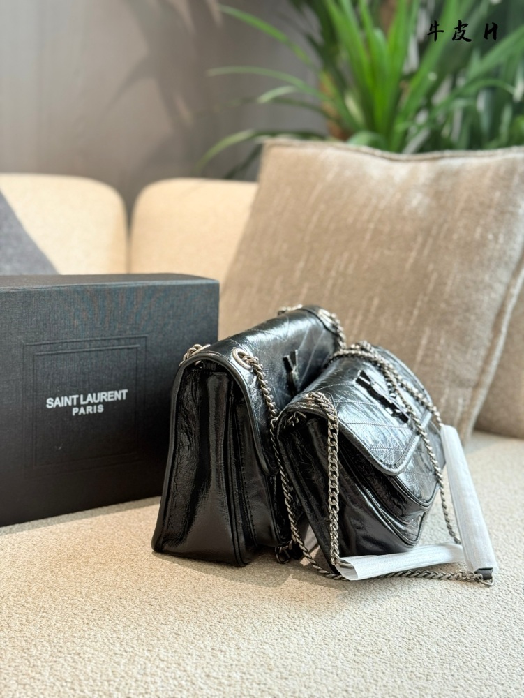 YSL | Popular Niki Baby Black Silver D-Button Oil Wax Leather Black YSL Button Decoration
More advanced and unique
YSL Niki Postman Bag Pure Leather P290p300
The collision of silver chain and black wax skin
It is the best interpretation full of perso...
