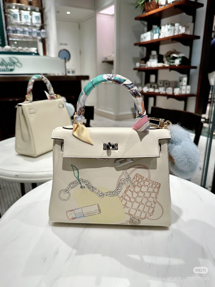 Limited edition painted bag
Hermes Kelly 25 in and out limited edition painted cream silver buckle swift leather