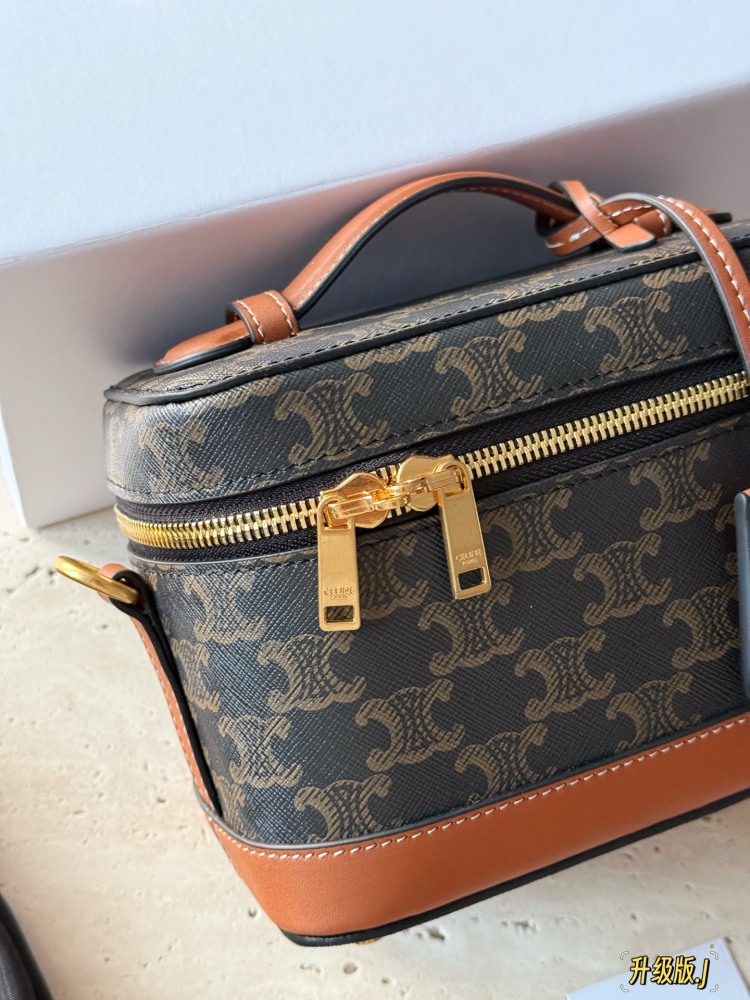 245 box upgrade version
size：18*18
Celine presbyopia box bag
A makeup box bag with perfect attention to detail
Spring and summer new box bag
Handheld and slanted back, it looks good to knock on~