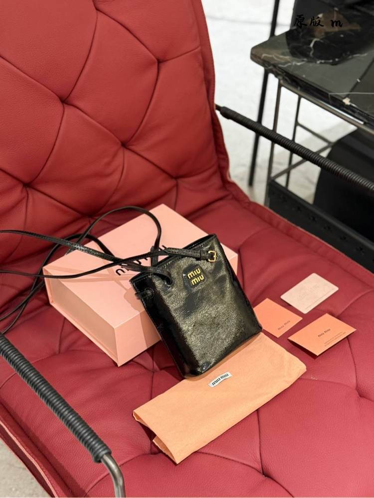 Oil wax cowhide
Miumiu recommends new small water bucket oil wax leather
The newly released oil wax leather material small water bucket this year feels too comfortable to touch, and the space capacity is very practical
Sisters who usually go out with...