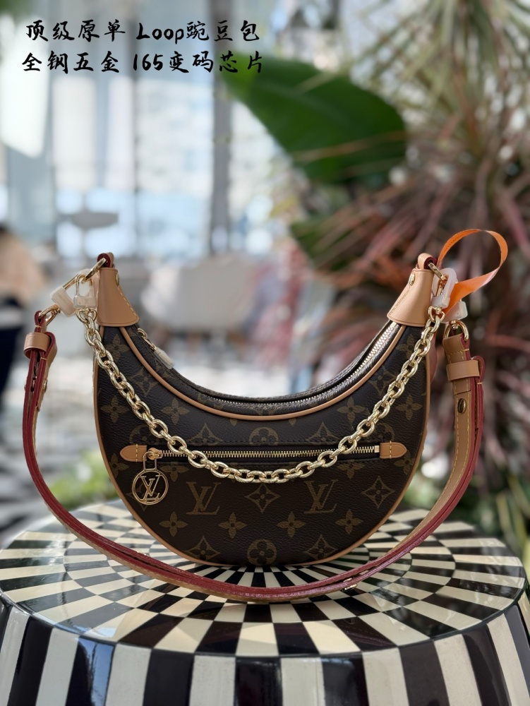 p300
Top grade original all steel hardware chip version
Lv loop moon bag, girls rush!  !
J has a unique and chic design, and the crescent shaped bag has been extremely popular in the past two years. It has a chain that can be disassembled and matched...