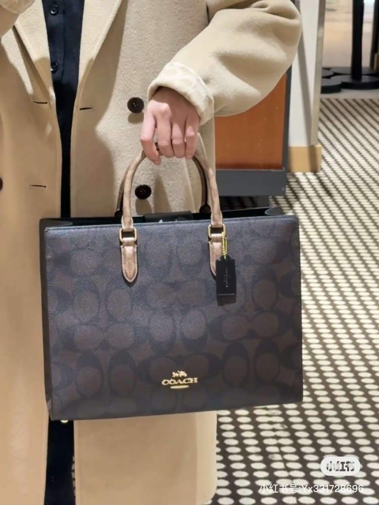 Good looking and easy-to-use bag, Coach's new product for December, Maggie tote, warm winter outfit
Maggie Tote's simple appearance makes it easy to accommodate
Play with style and effortlessly switch styles