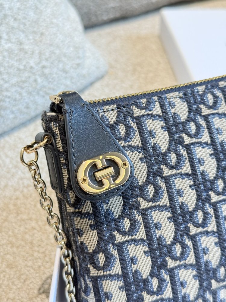 Original Embroidered P260 Leather Matching
New MISS DIOR Mini Chain Bag 2024 Early Spring NEW
Classic rattan plaid elements, made of lambskin material and paired with a short chain, can be carried by hand or worn under the armpit
Long shoulder straps...