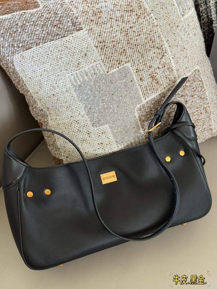 310 box cowhide
size：35*16.5cm
Balenciaga's new Belair armpit bag
Cool and relaxed armpit bag
The feeling of laziness on the upper body is immediately felt
I really like this convenient and cool super practical big bag!