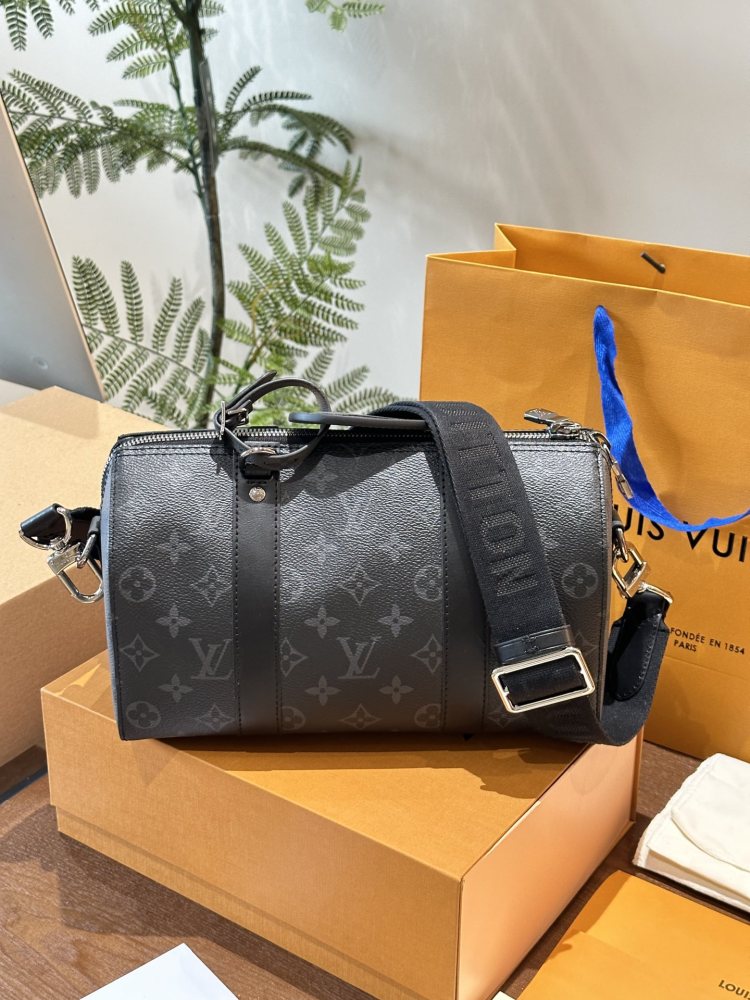 p260
New LV KEEPALL 25 Black Grey Old Flower
The new generation of LV men's bags is coming, and the new men's bag Keepall 25 is coming
I used City Keepall's nylon straps and luggage tag pendant, along with
Made of KeepallXS body combination.
Black an...