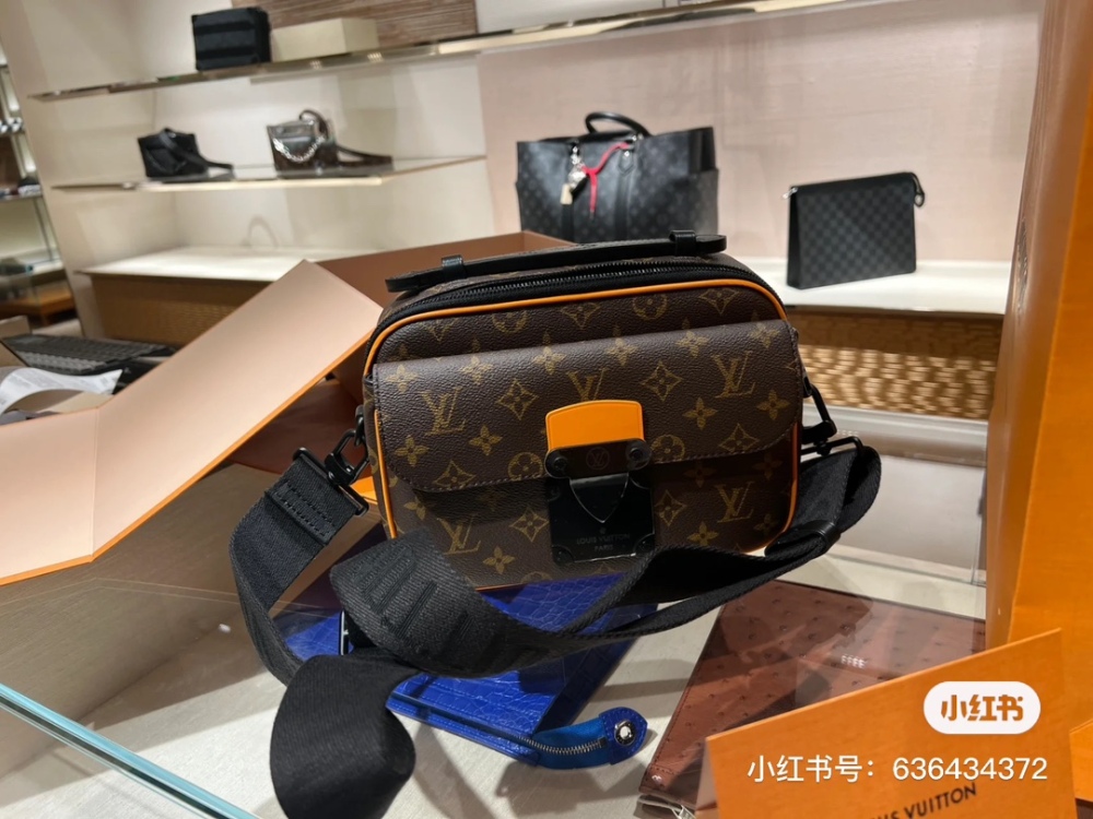 Lvslock men's mailman bag unboxing real shot 0, with super strong texture, classic and versatile capacity, it can fit a large practical circumference
The whole bag body is embossed, and the upper body is so cool, sunny, and handsome
The bag is sturdy...