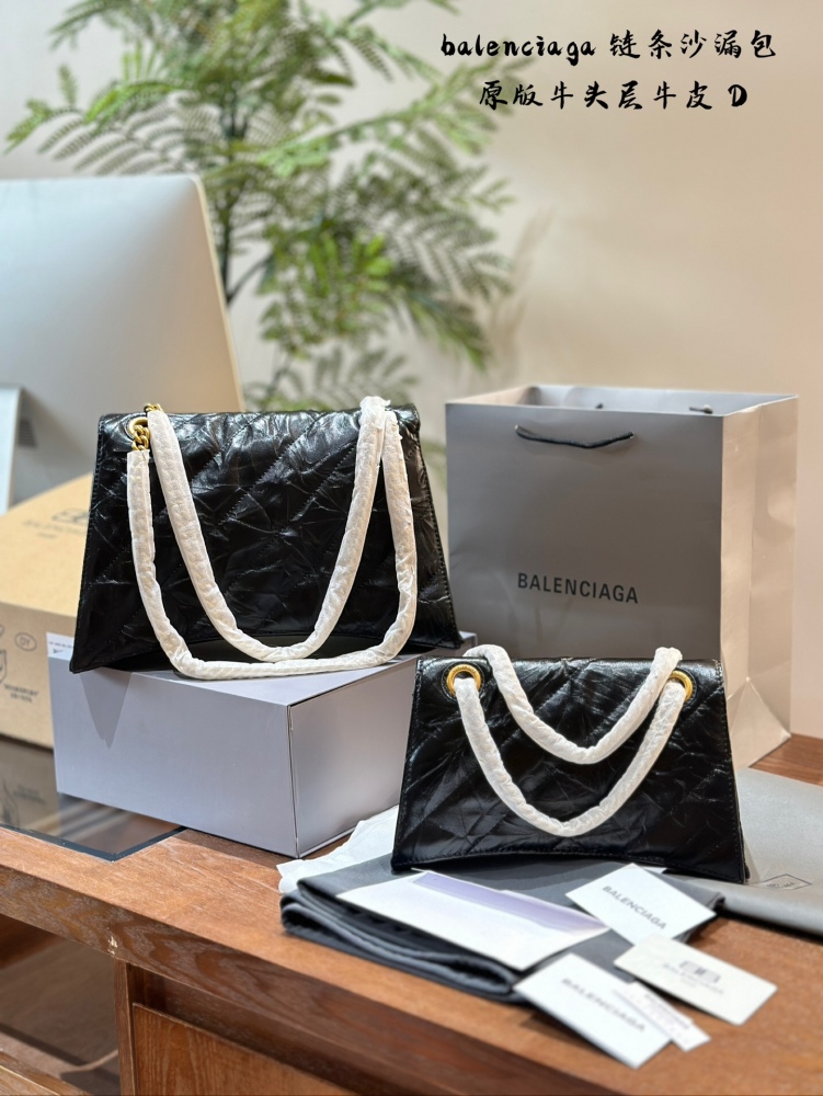 Balenciaga hourglass bag p350p400
From the perspective of value preservation, I chose a hard hourglass bag and tried it on. I feel that soft cowhide is more suitable for me. 1. The bag can hold change inside, and there are many compartments that are ...