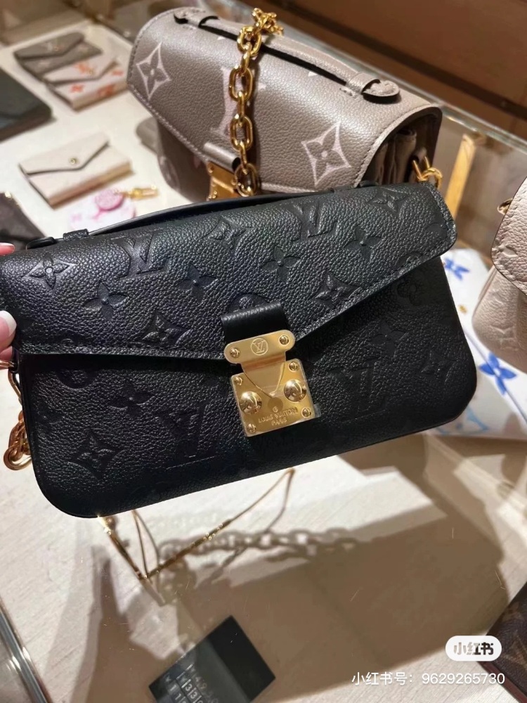 LV black genuine leather small mailman bag
A versatile LV bag with diverse styles and fashionable designs that are easy to match