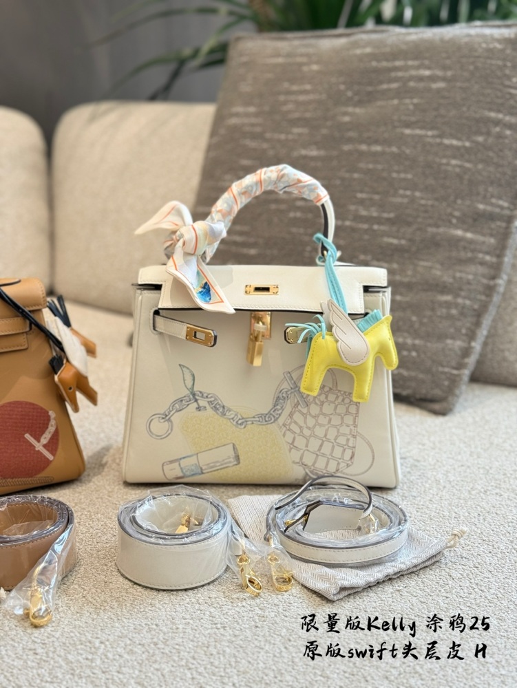 p405
Kelly 25 Cream White Graffiti Limited Edition Inandout
Hermes Hermes' limited graffiti in 2021 produced a pair of Kelly 25 cream white color painting and birkin 25 biscuit color with the theme of "Inandout" (sisters who have shared ● before ca...