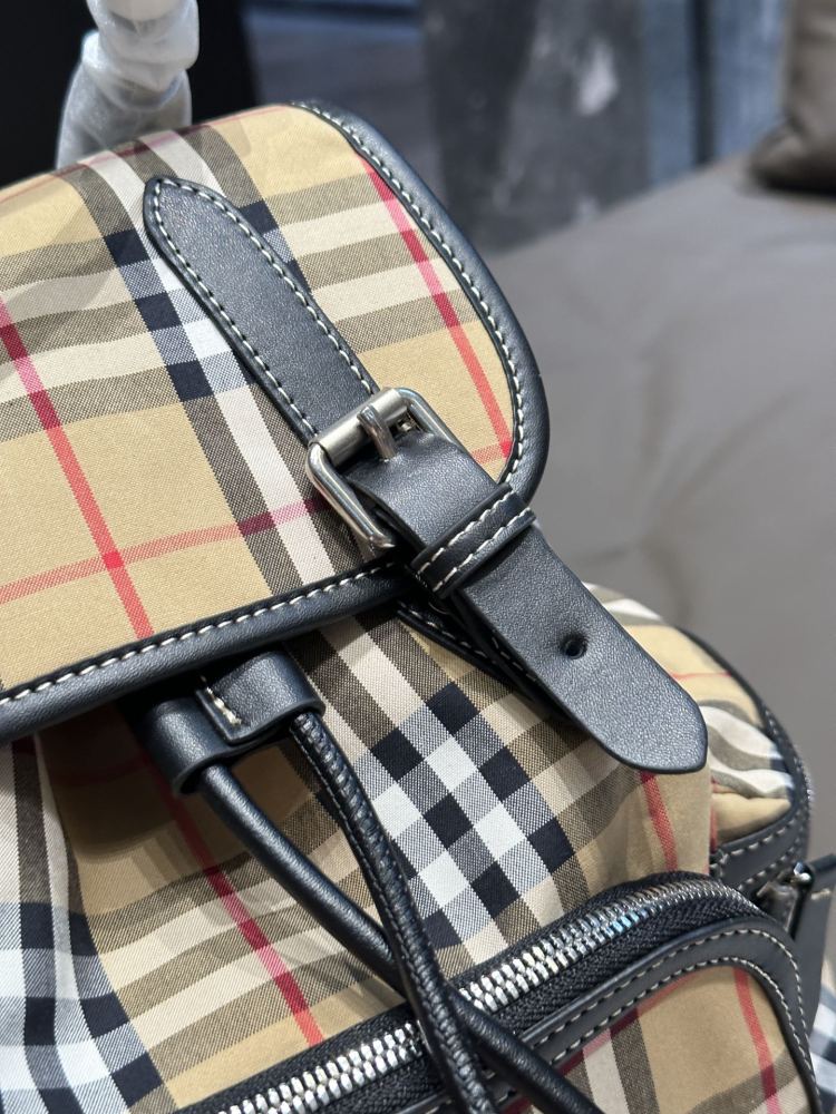 p225
Burberry backpack suitable for both men and women, with a striped design that looks great. $290 women's backpack comes with a jacquard micro label on the shoulder packaging, paired with exquisite leather edging for coolness. It can be carried di...