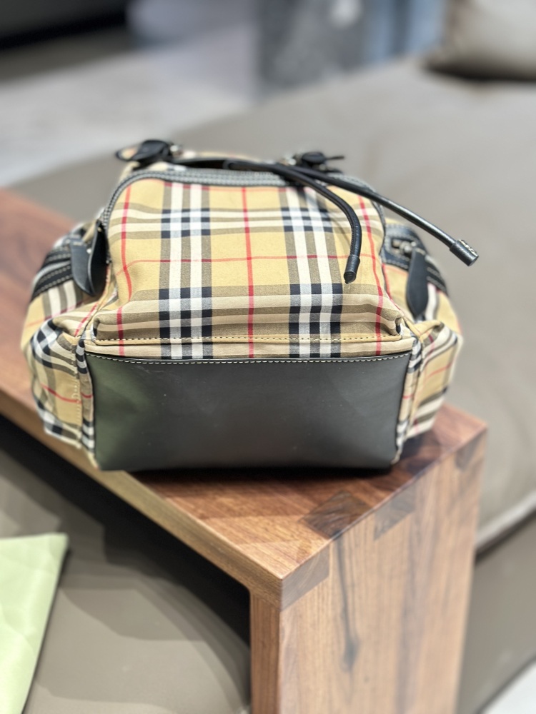 p225
Burberry backpack suitable for both men and women, with a striped design that looks great. $290 women's backpack comes with a jacquard micro label on the shoulder packaging, paired with exquisite leather edging for coolness. It can be carried di...