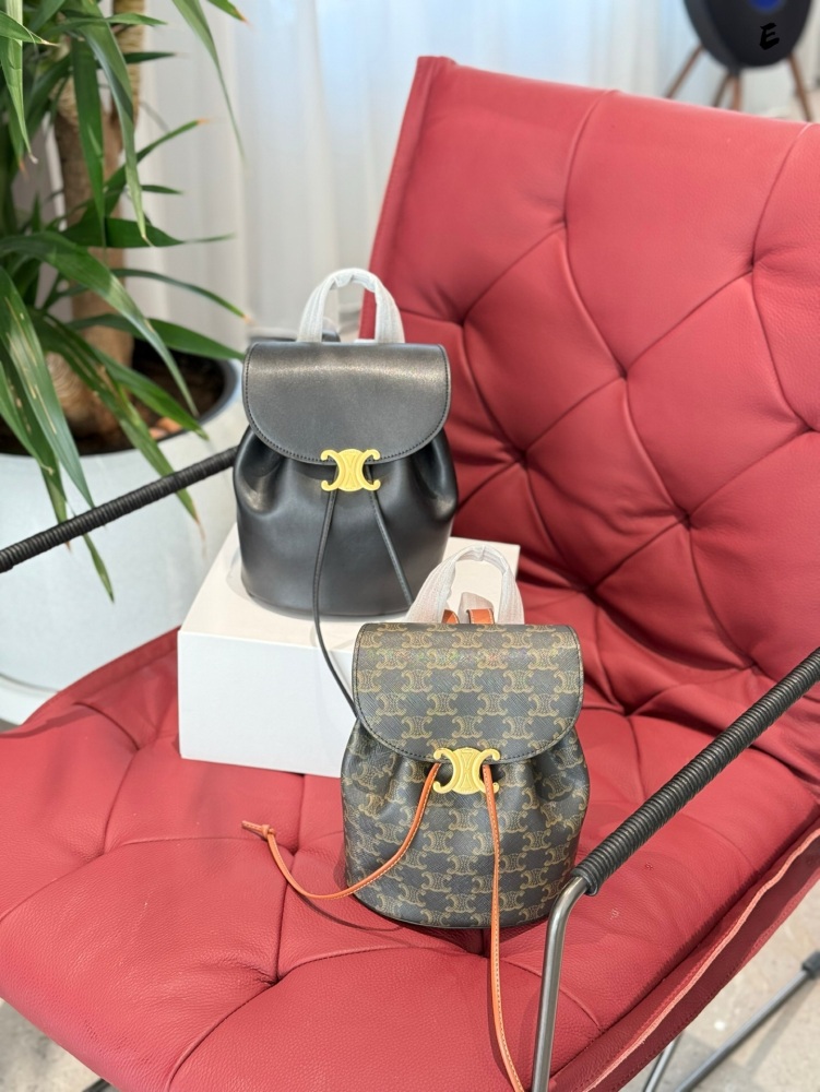 p245
The CELINE new small book bag B has been planted with grass
CELINE's new small backpack is a bit easy to carry!  ! ! New backpack BONNIE
Compared to the previous bag, it has a wider and fuller shape. The Cb Triumphal Arch buckle's support hit me...